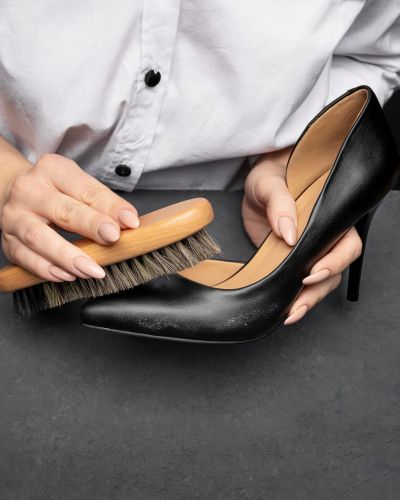 Coccinè Shoe Wax – Черна вакса за гладка кожа в метална кутия