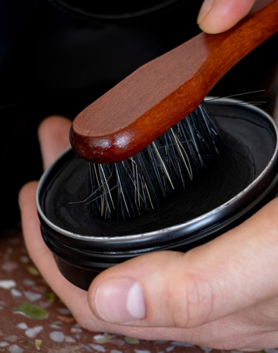 Coccinè Brush for wax - дървена четка с дръжка за нанасяне на боя, с конски косъм